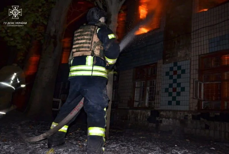 Цієї ночі через російські обстріли у Херсоні виникло 6 пожеж