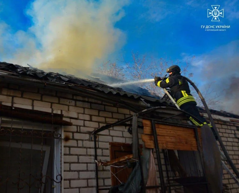 Сьогодні внаслідок російських обстрілів у Херсоні виникло п’ять пожеж