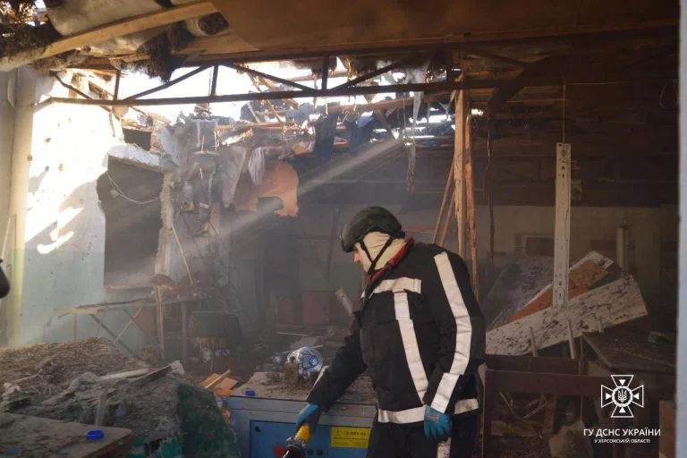 Унаслідок російської атаки у Херсоні горів житловий будинок