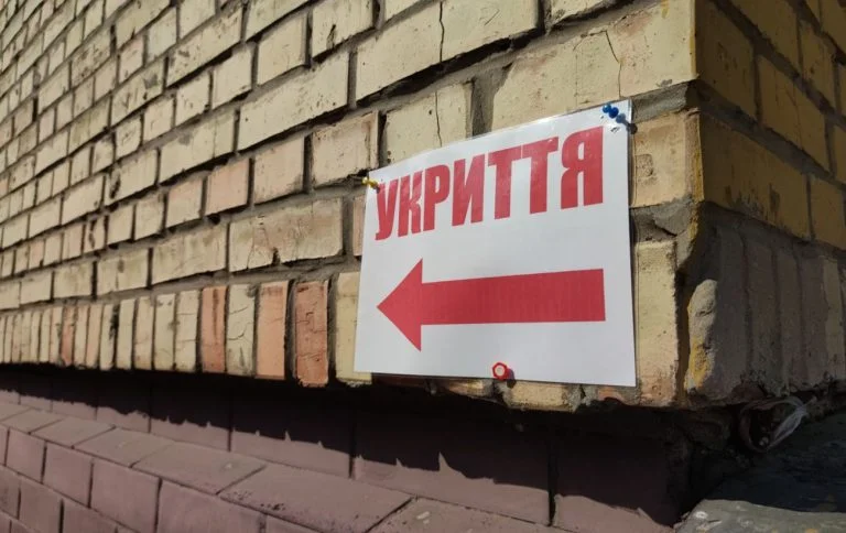 На інформаційні таблички для укриттів у Херсоні витратили 63,5 тис гривень