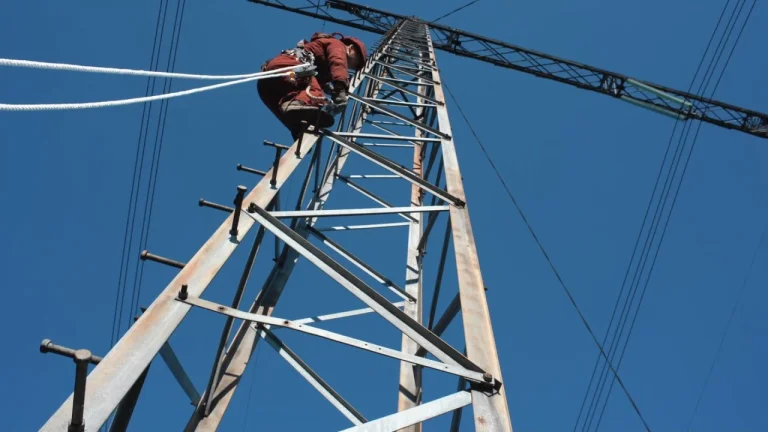 У Хрещенівському окрузі на Херсонщині відновили енергопостачання після обстрілів РФ