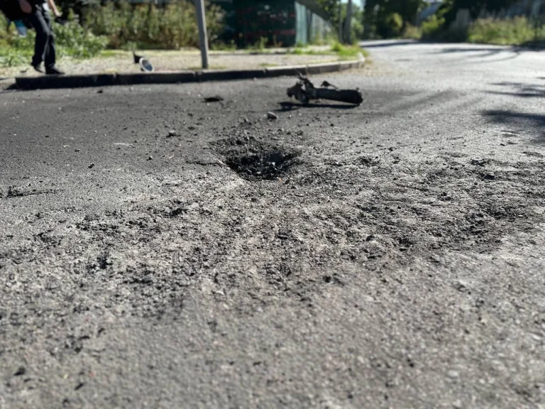 Росіяни обстріляли Херсон – пошкоджено автомобіль