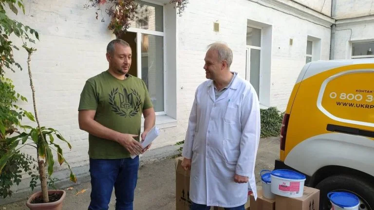 Укрпошта спільно з благодійниками придбала для херсонської лікарні обладнання на 500 тис. грн