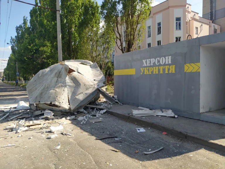 Через обстріли росіян минулої доби у Херсоні поранено 13 людей. Серед них – 2 дітей