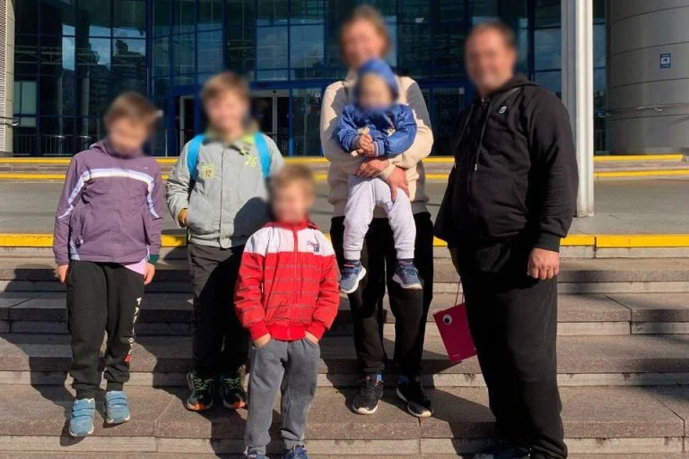 З окупованої Херсонщини домогли виїхати ще одній багатодітній родині