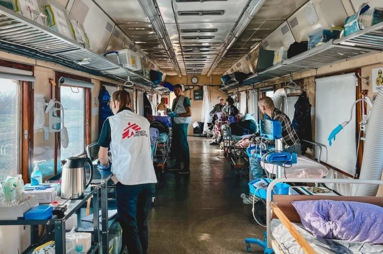 З Херсона провели медичну евакуацію: вивезли 150 людей