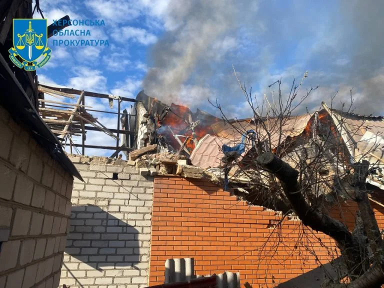 Ворог атакував Херсон: трьох людей поранено