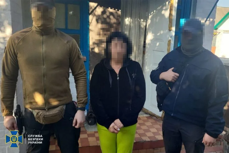 На Київщині СБУ викрила колаборантку, яка працювала на РФ під час окупації Херсона