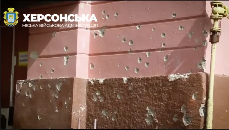 Місцева влада показала наслідки сьогоднішніх ворожих обстрілів закладів освіти Херсона (відео)