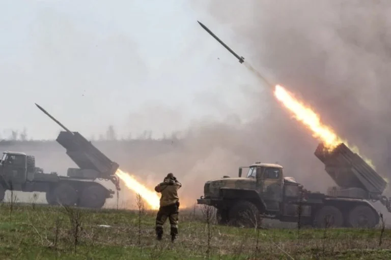 Російські загарбники обстріляли передмістя Херсона: є постраждала