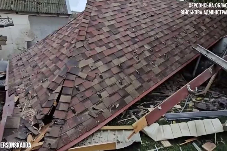 Російські загарбники обстріляли Дніпровський район Херсона: є постраждалий