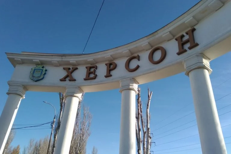 Росіяни обстрілюють центр Херсона: 3 постраждалих