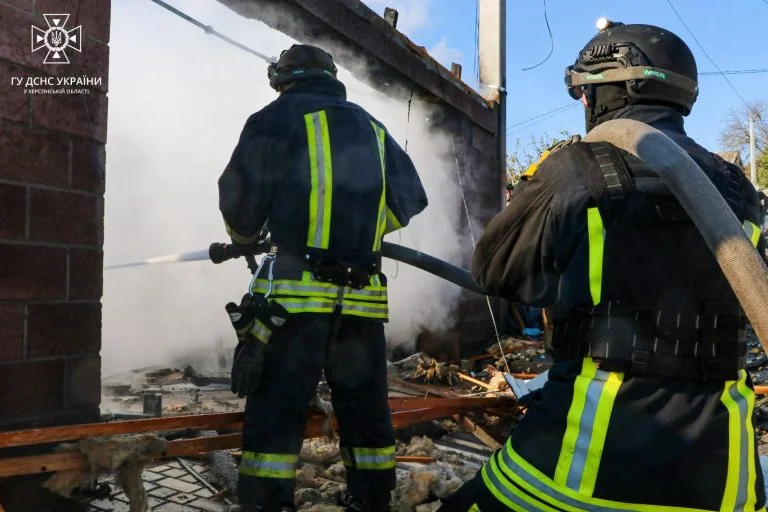 Через ворожий обстріл у Херсоні сталася пожежа на приватному подвір’ї