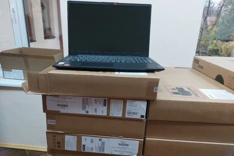 Херсонському державному університету передали 20 ноутбуків