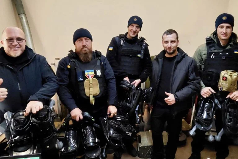 На Херсонщині саперам ДСНС передали протимінне взуття