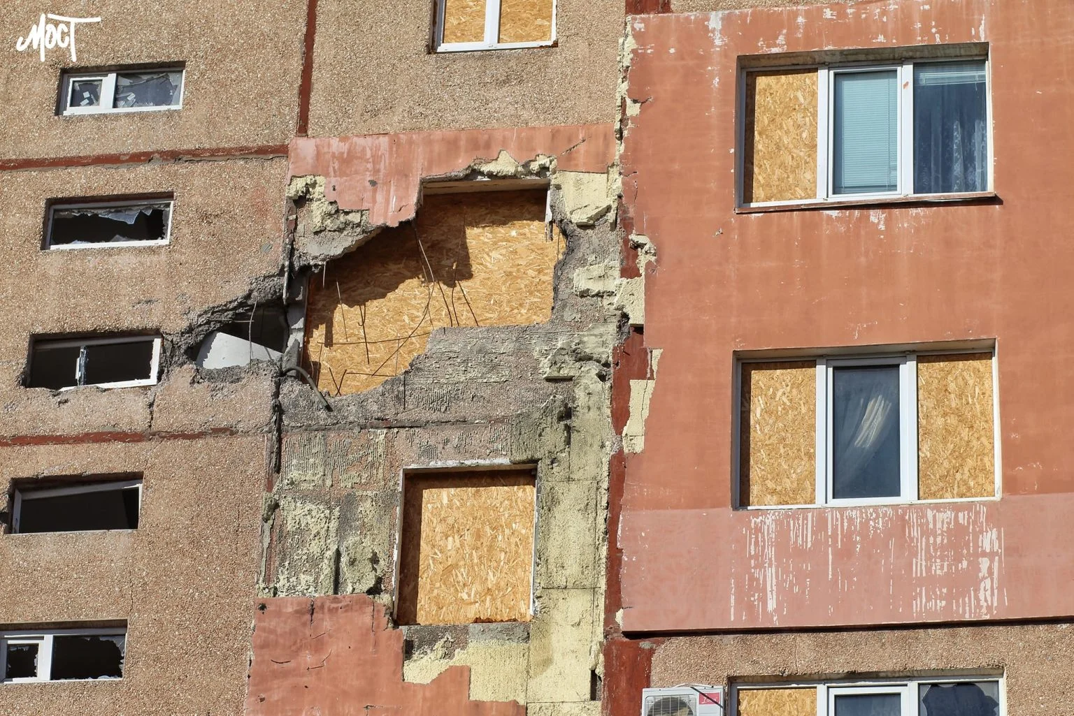 Втомлені від обстрілів: який вигляд мають будинки на Острові у Херсоні (фото)