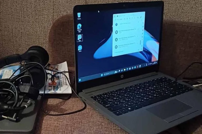 Дітям-переселенцям з Олешківської громади передали ноутбуки для навчання