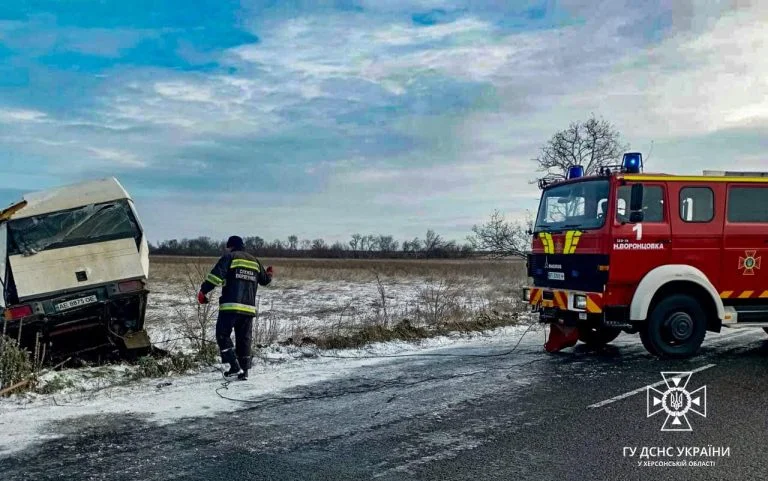 На Херсонщині рятувальники витягли автомобіль з кювету