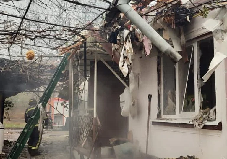 Через російський обстріл у Херсоні горів житловий будинок
