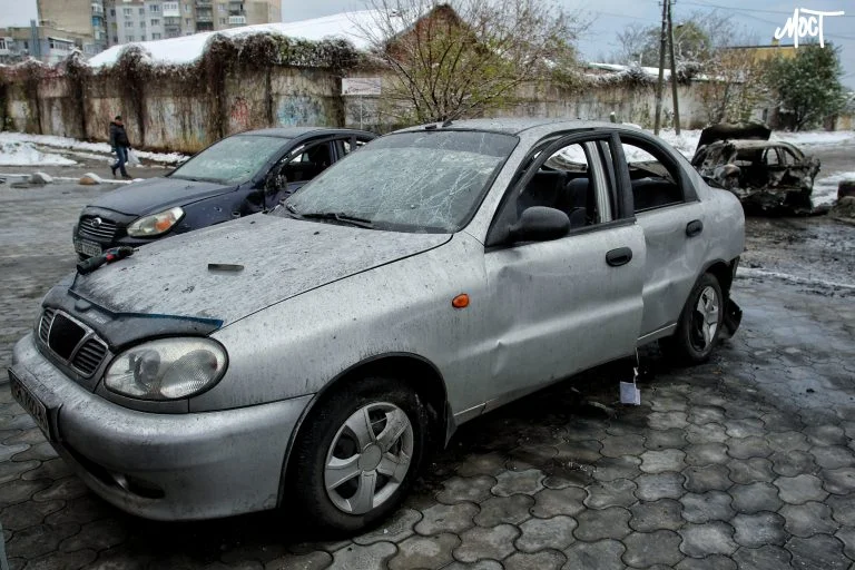 Російські загарбники обстріляли Херсон: 1 поранена і 2 загиблих