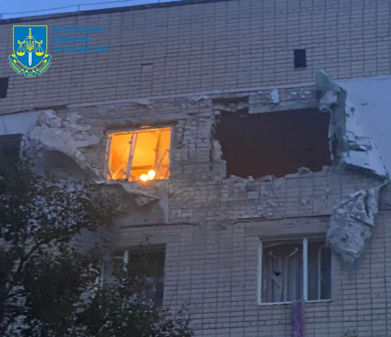 Через вечірній обстріл окупантів у Херсоні поранено 8 людей