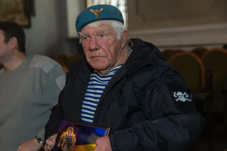 У Дніпрі вручили подяку херсонському волонтеру дяді Гриші