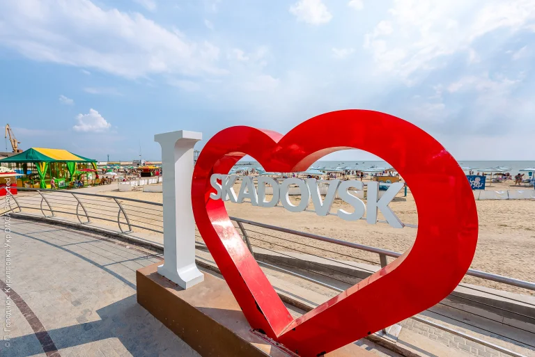 Окупанти повідомляють, що у Скадовську на Херсонщині затопило міський пляж (відео)