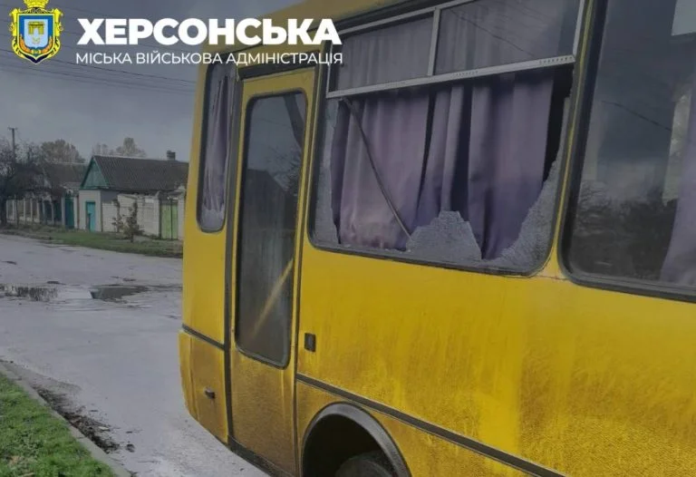 У Херсоні від обстріл росіян потрапив громадський транспорт