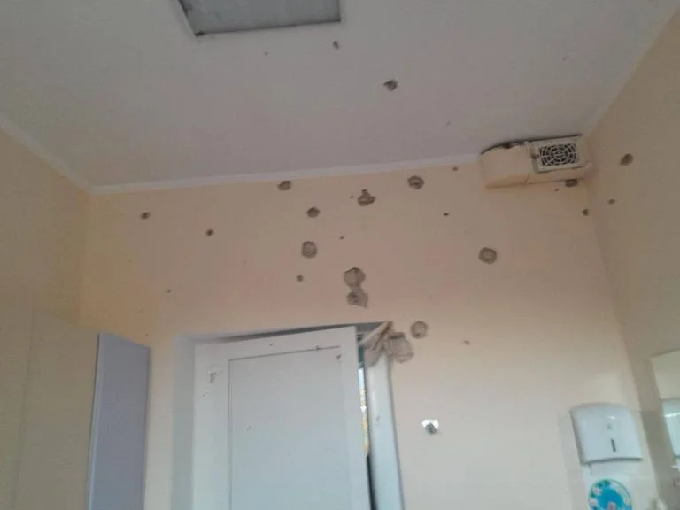 У Херсоні російські обстріли пошкодили медзаклад (фото)