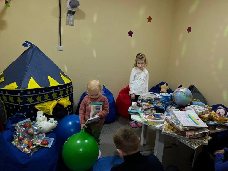 Херсонські укриття облаштовують “куточками” для дітей