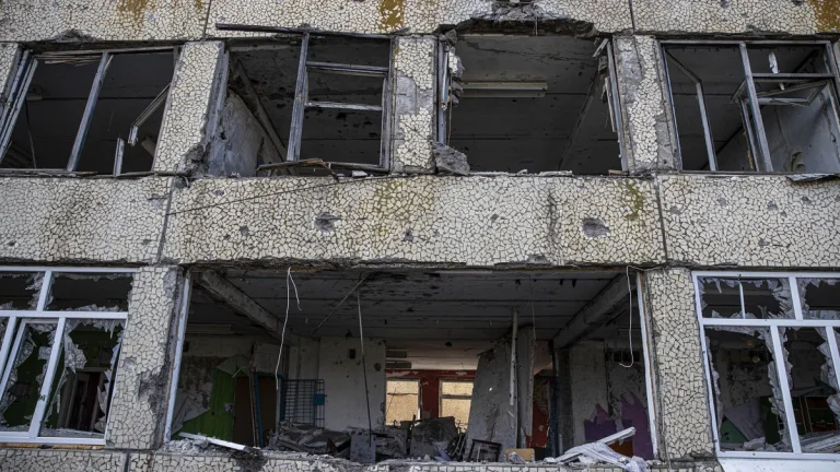 Російська армія вдарила по Корабельному району Херсона: постраждала жінка