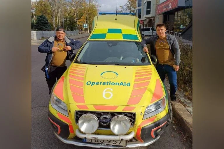 У Херсоні волонтерам передали авто для евакуації людей