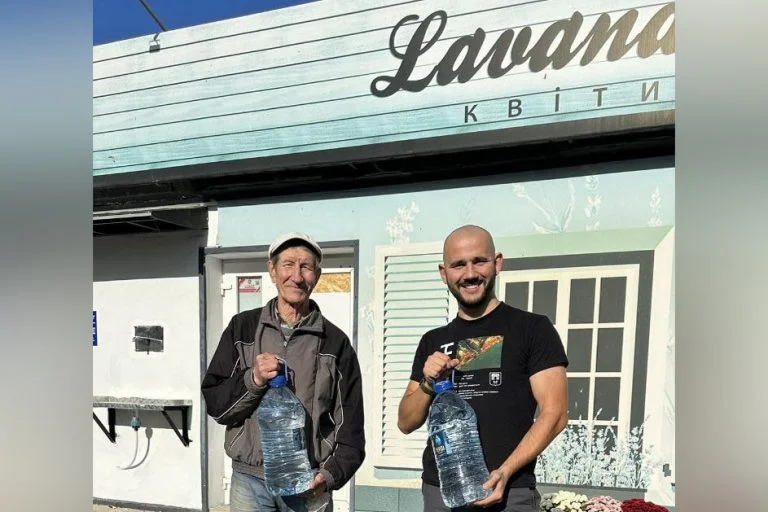 Херсонець власним коштом облаштував бювет на одній з вулиць міста