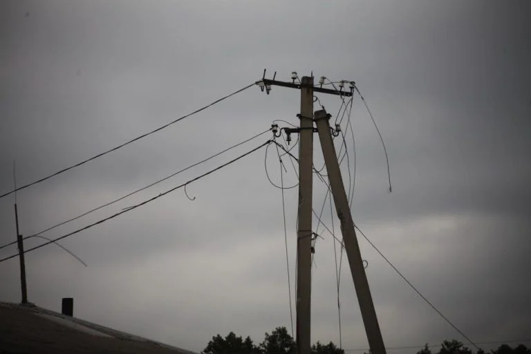 У знеструмлених районах Херсона роботи з відновлення електрики розпочнуться завтра, – Прокудін У Скадовському районі на лівобережжі Херсонщини 7235 осіб залишилося без електрики.