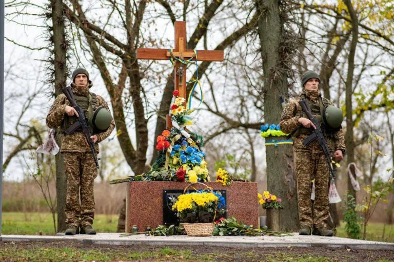 У День звільнення Херсона керівництво ОВА вшанувало пам’ять захисників міста