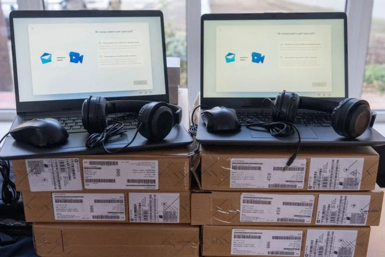 На Херсонщині 11 громадам передали 350 ноутбуків для навчання дітей