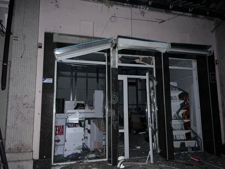 Наслідки вчорашнього смертельного обстрілу центру Херсона (відео)