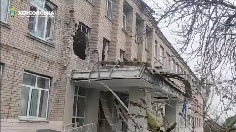 У Херсонській МВА показали наслідки обстрілу школи у передмісті Херсона (відео)