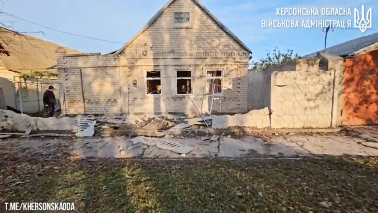 ХОВА показала наслідки вечірнього ворожого обстрілу Херсона 16 листопада (відео)
