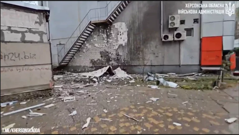 ХОВА показала наслідки ворожого ранкового обстрілу Херсона (відео)