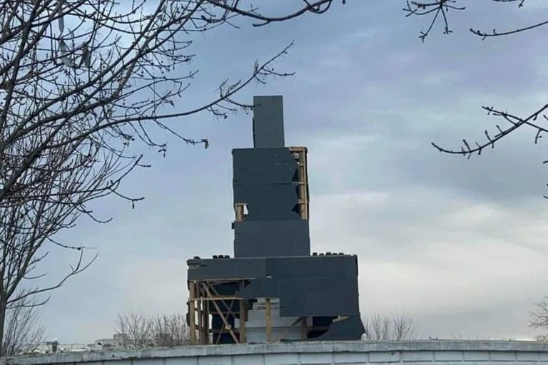 Захисна конструкція вберегла від російського обстрілу пам’ятник Джону Говарду в Херсоні