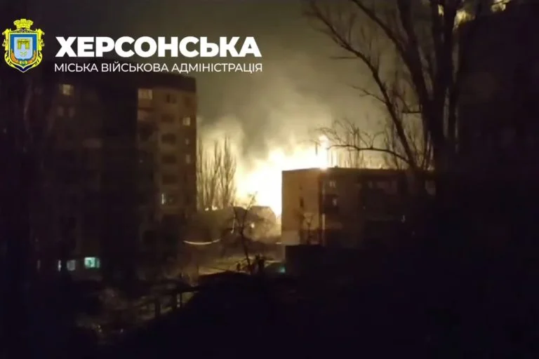 Росіяни обстріляли Херсон: в одному з районів виникла велика пожежа