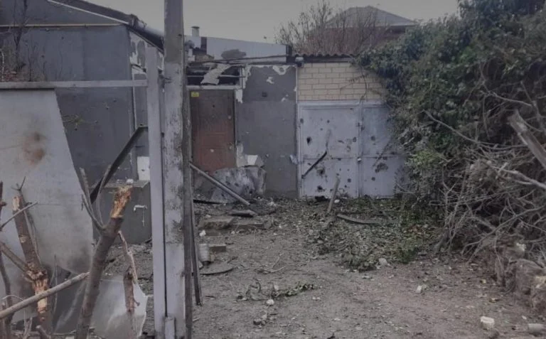 Наслідки вчорашнього російського удару по Херсону (відео)