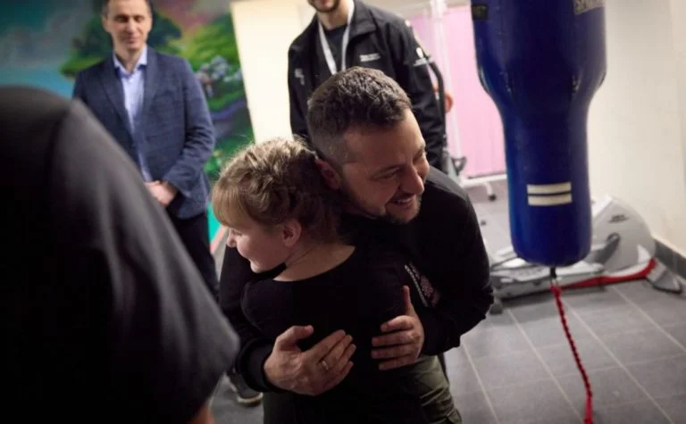 Президент відвідав у лікарні дівчинку з Херсонщини, яка втратила ногу після російського обстрілу