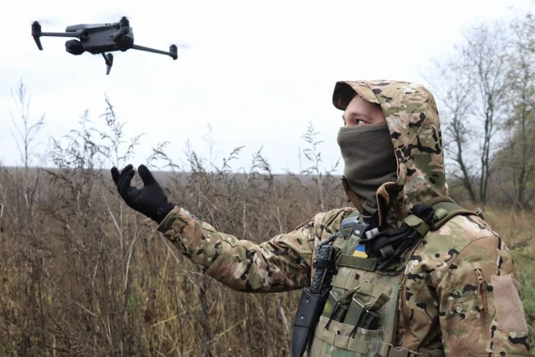 На лівобережжі Херсонщини українські військові атакували транспорт російських окупантів (відео) дрон