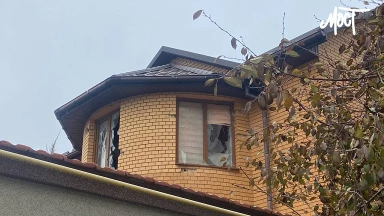 Уночі армія РФ обстріляла один із мікрорайонів Херсона: пошкоджено приватний сектор (фото, відео)