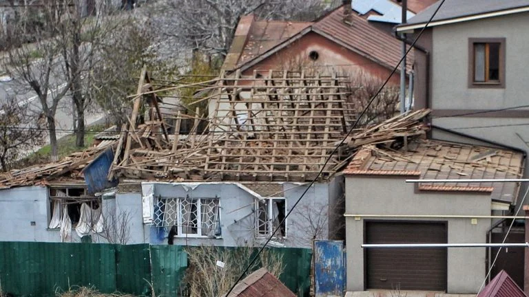 Рятувальники деблокували літню жінку зі зруйнованого будинку у Херсоні