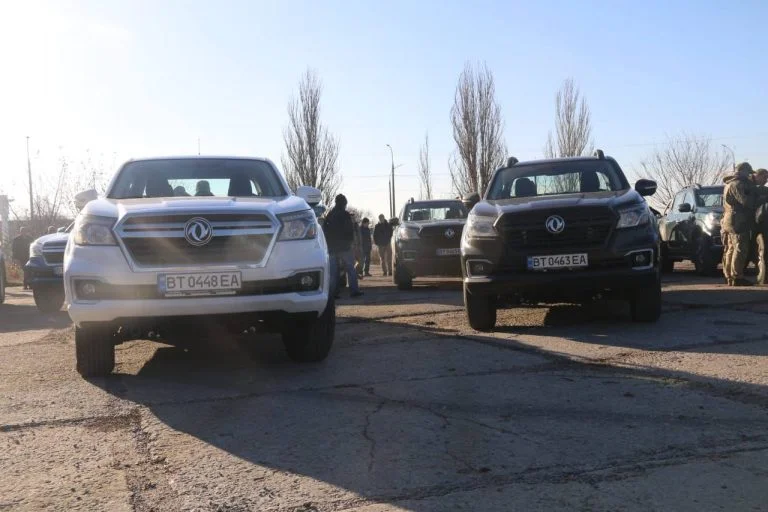 ХОВА та ХМВА передали 22 позашляховики українським військовим