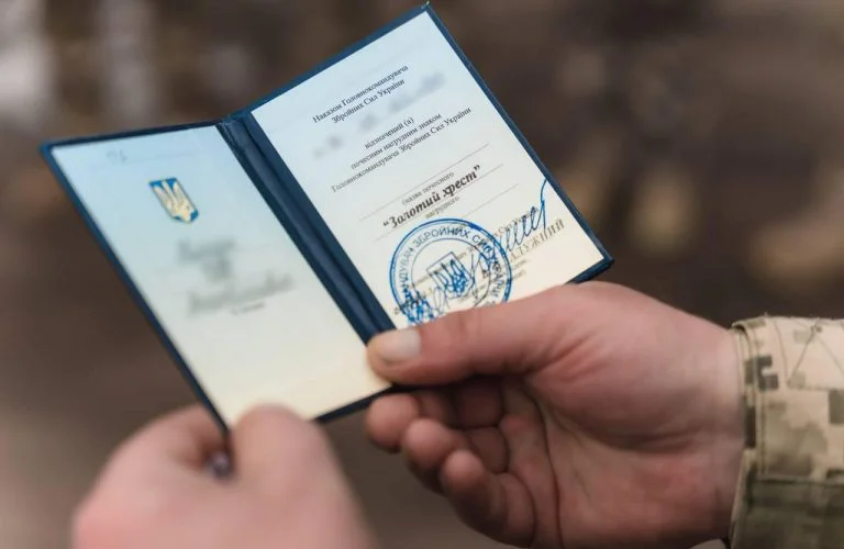 Військового з Херсонщини В’ячеслава Могильного нагороджено нагрудним знаком “Золотий хрест”