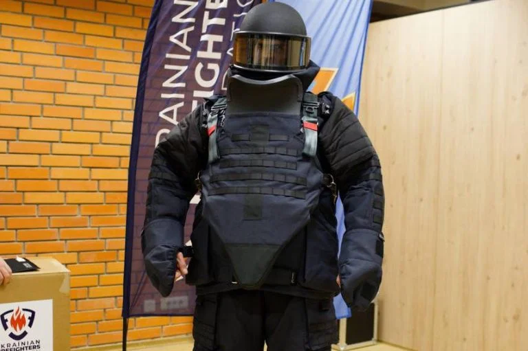 Саперам Херсонщини передадуть два захисних костюми